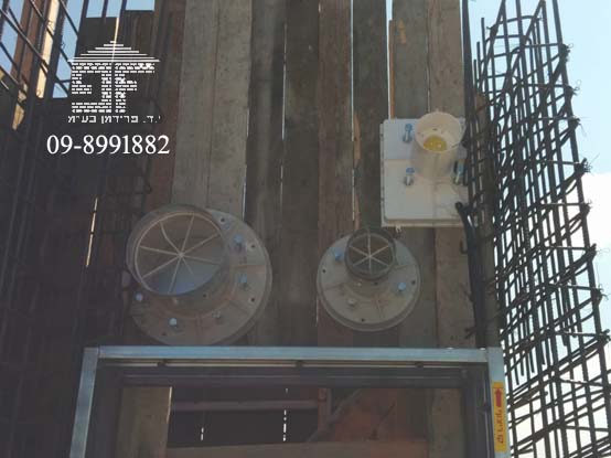 צינור עומר על טפסנות לפני יציקה